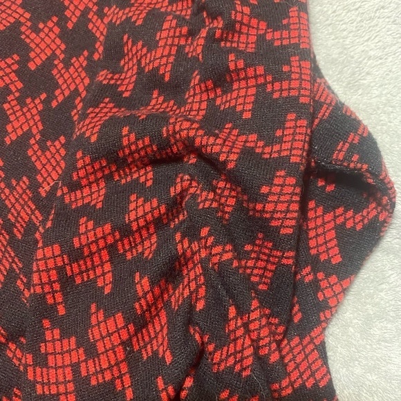 CATO women's size large scrunched sleeve top black and red 3/4 sleeve - Picture 3 of 3